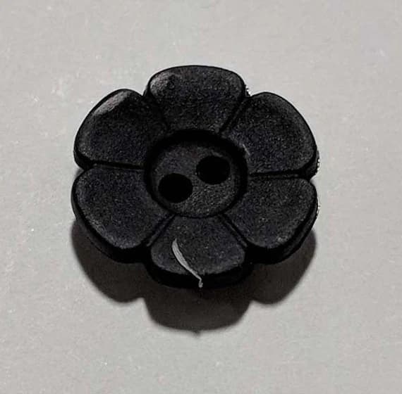 black none - Black Daisy Flower Plastic Button - 15mm / 5/8 inch - Dill Buttons - Set of 4
