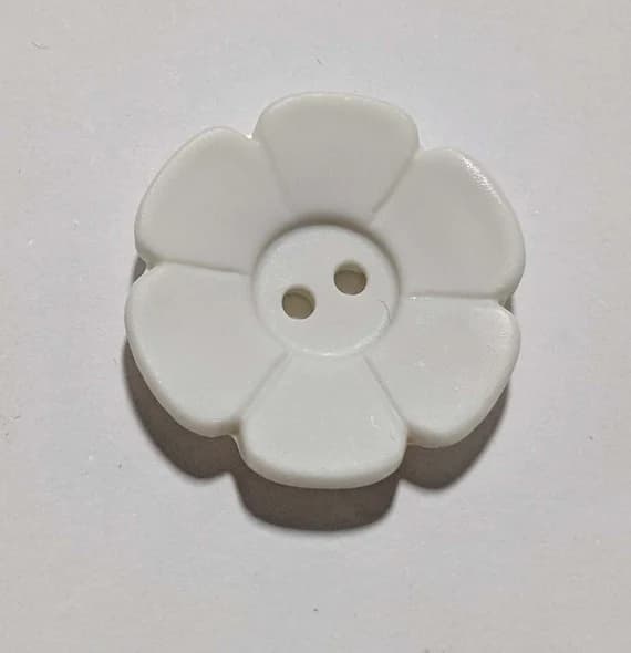 white none - Daisy Off White Flower Plastic Button - 28mm / 1 1/8 inch - Dill Buttons - Set of 2