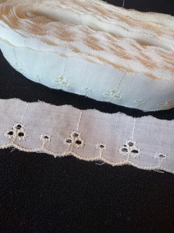 ivory lace - Scalloped Vintage Embroidery Cotton Eyelet Border Lace Trim Ivory 1" wide 2 Yards