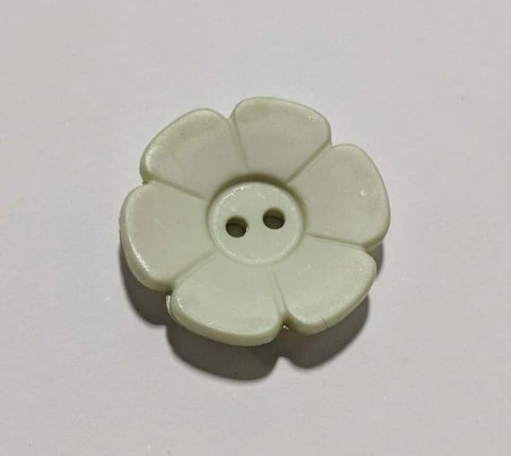 green none - Daisy Pale Green Flower Plastic Button - 28mm / 1 1/8 inch - Dill Buttons - Set of 2