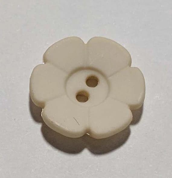 ivory none - Ivory Daisy Flower Plastic Button - 15mm / 5/8 inch - Dill Buttons - Set of 4