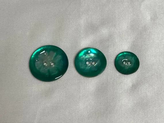 emerald none - Italian Dyed Emerald Green Natural Shell MOP Pearl Button (3 Sizes to Choose From)