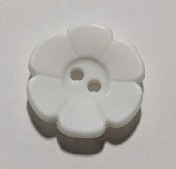 white none - White Daisy Flower Plastic Button - 15mm / 5/8 inch - Dill Buttons - Set of 4