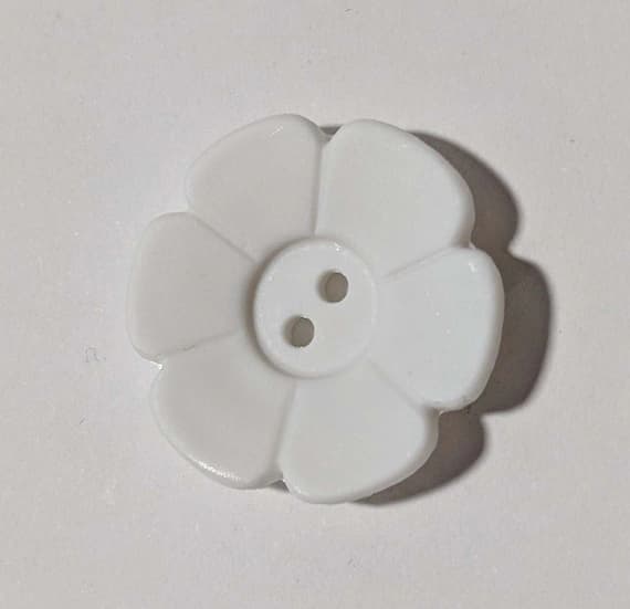 white none - Daisy White Flower Plastic Button - 28mm / 1 1/8 inch - Dill Buttons - Set of 2